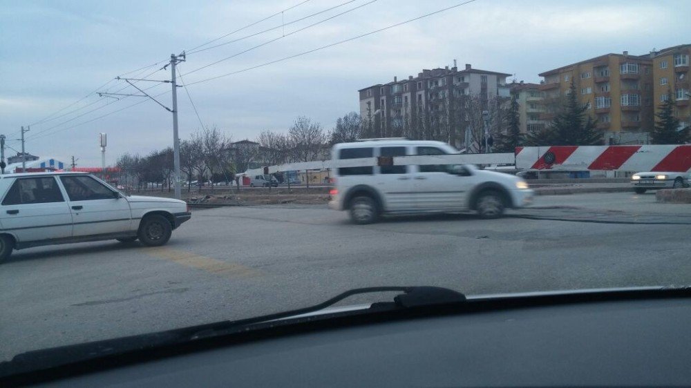 Araçlar Bariyeri Kapalı Olan Tren Yolundan Geçiyor