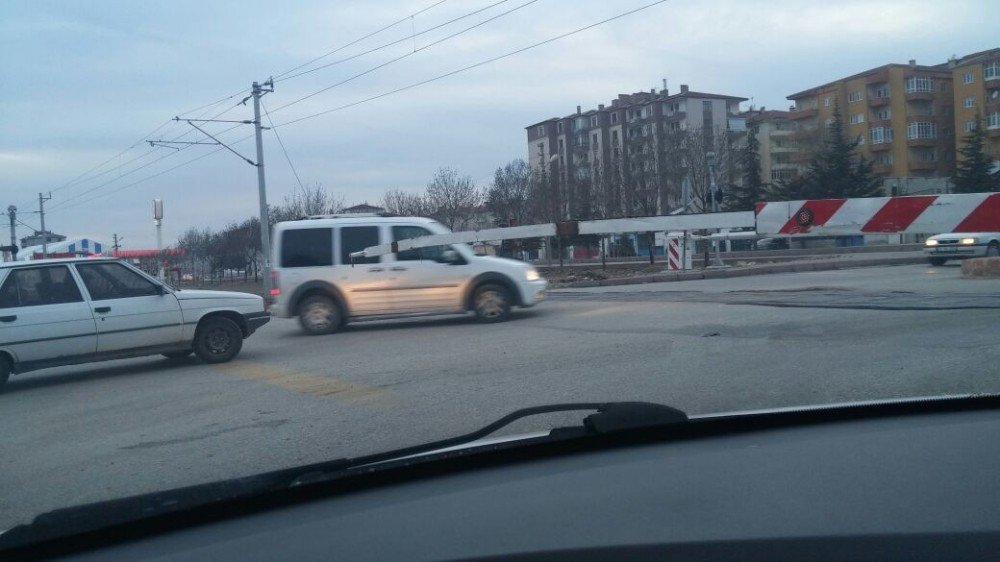 Araçlar Bariyeri Kapalı Olan Tren Yolundan Geçiyor