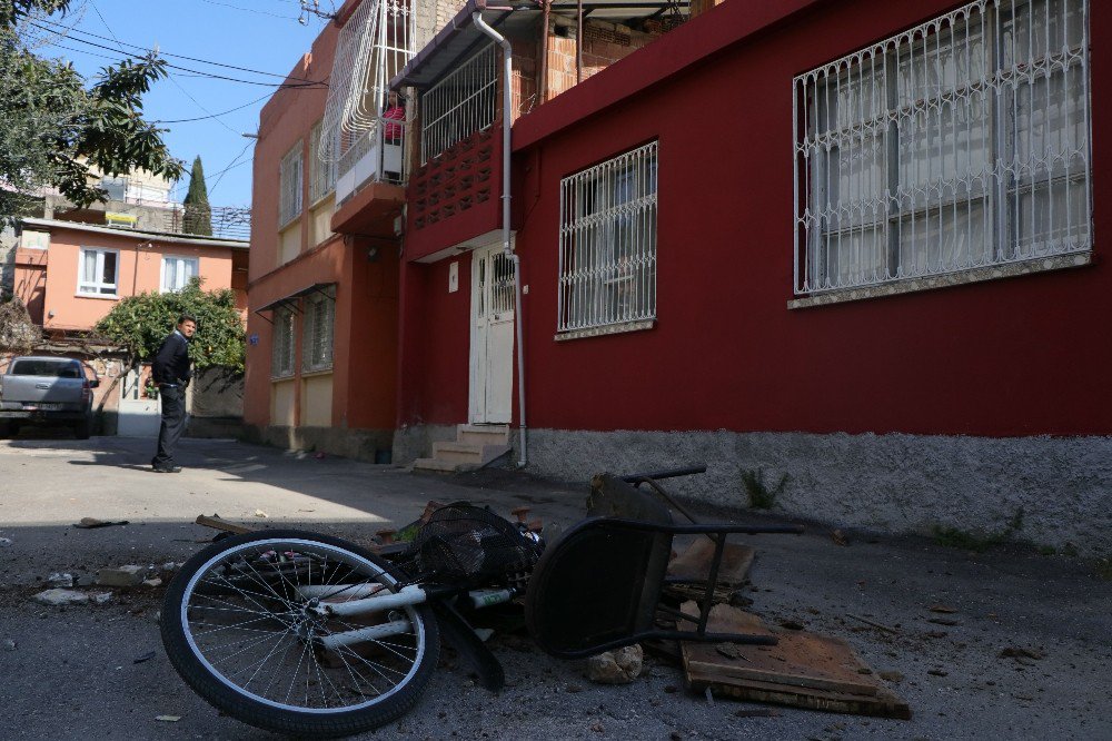 Ağabeyi İle Kavga Edip Kendini Eve Kilitleyen Kişiyi Polis İkna Etti