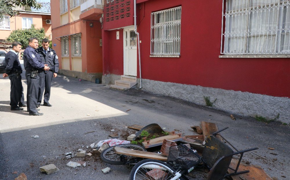 Ağabeyi İle Kavga Edip Kendini Eve Kilitleyen Kişiyi Polis İkna Etti