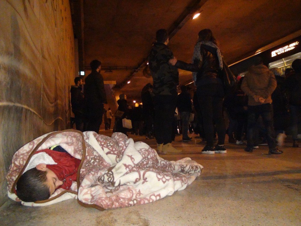 Taksim’de Battaniye Sarılı Uyuyan Çocuk Yürekleri Sızlattı