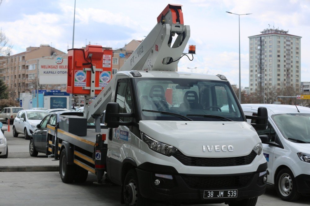 Melikgazi Belediyesine 2 Seyyar Tamir Aracı İle 1 Ağaç Budama Aracı Alındı