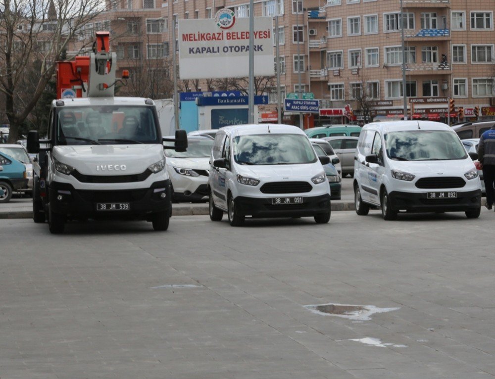 Melikgazi Belediyesine 2 Seyyar Tamir Aracı İle 1 Ağaç Budama Aracı Alındı