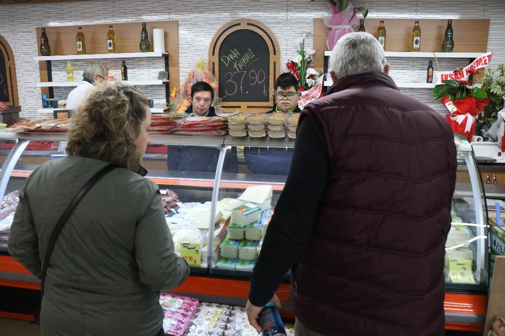 Down Sendromlular Esnaf Oldu, Müşteri Şaşırdı Onlar Sevindi