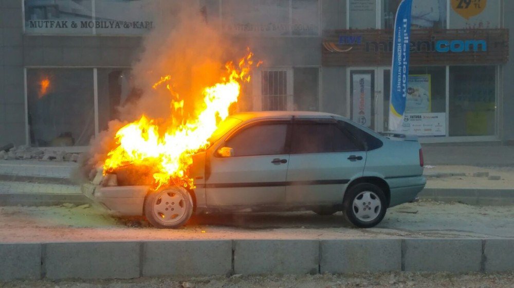 Bursa’da Alev Alev Yanan Otomobil Korku Dolu Anlar Yaşattı