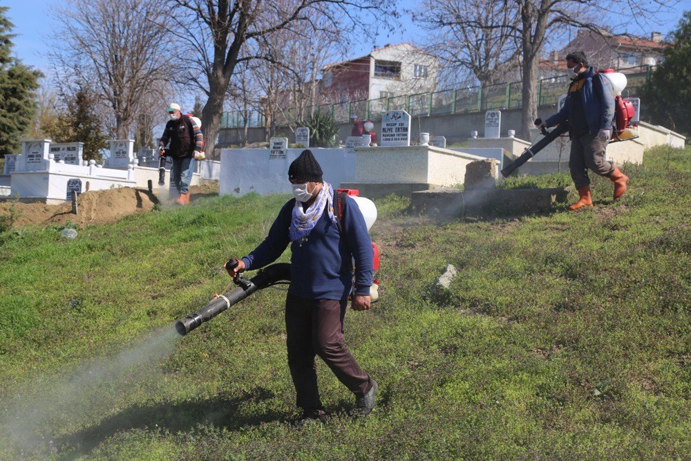 Edirne’de Mezarlıklar İlaçlanıyor