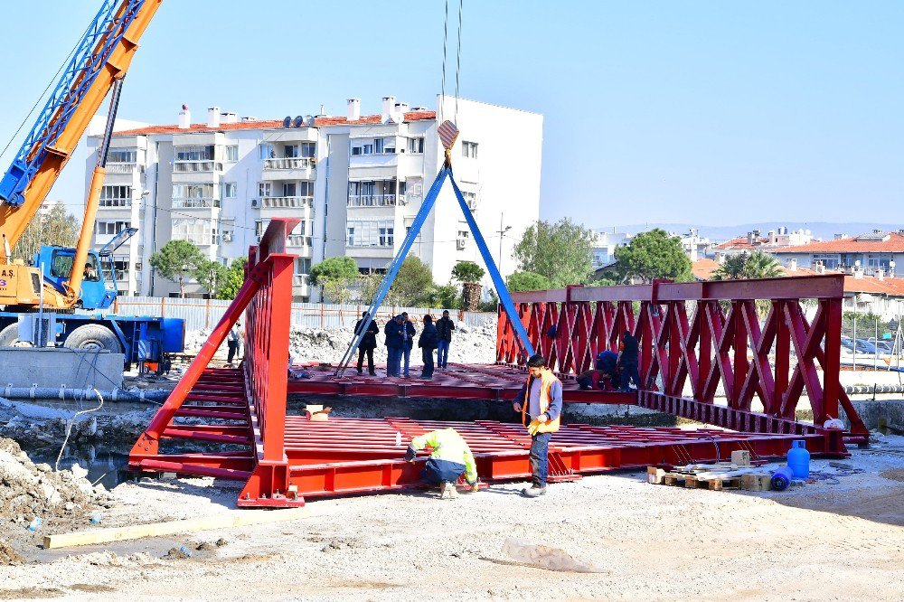 Tramvay İçin 150 Tonluk Çelik Köprü Kuruldu