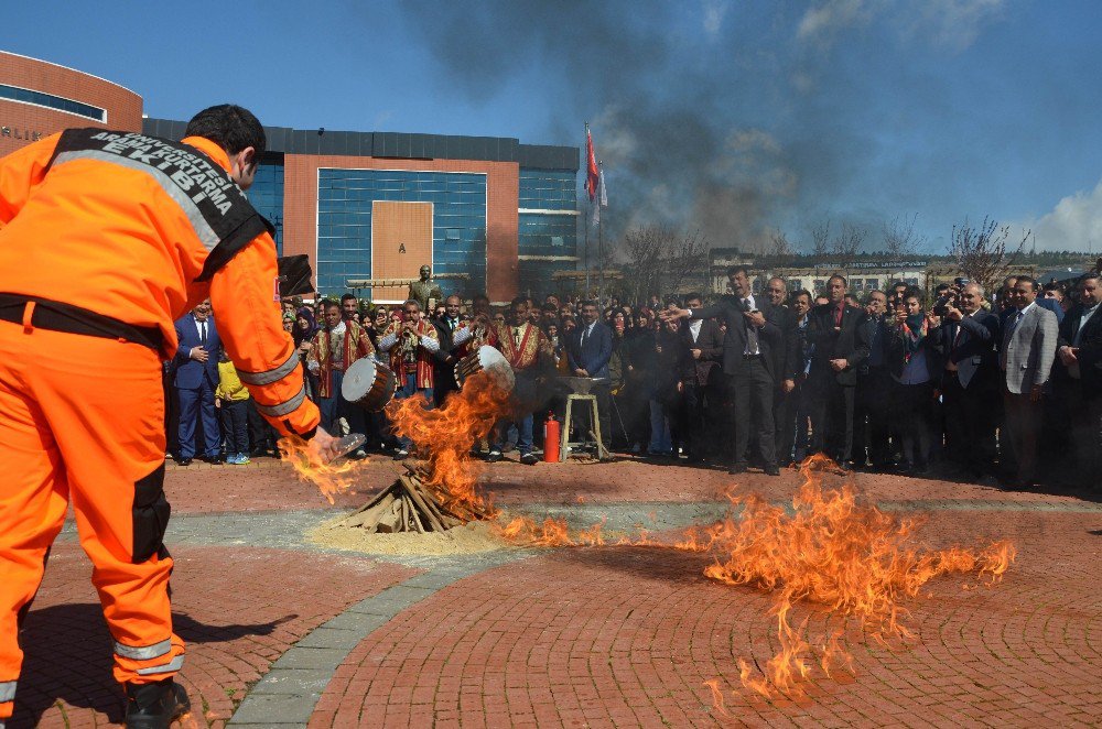 Nevruz Ateşi Yakarken Kendini Yakıyordu