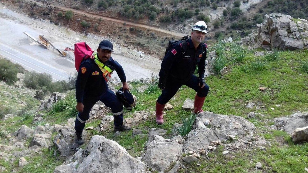 Uçurumda Mahsur Kalan 2 Keçi İtfaiye Tarafından Kurtarıldı