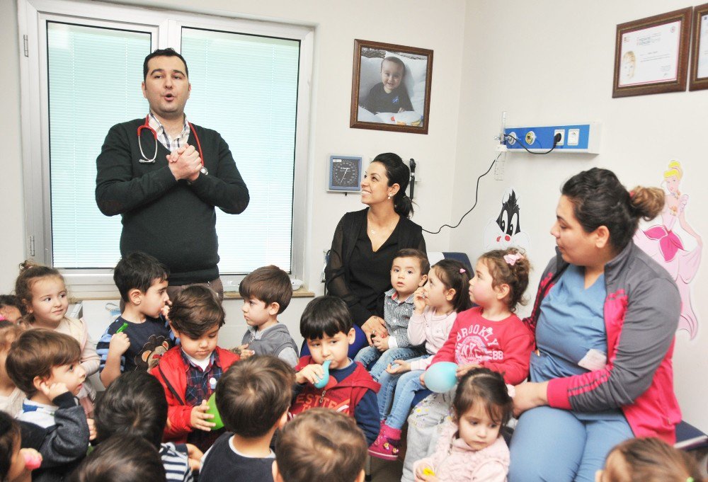 Minikler Sağlık Bilgilerini Hastanede Doktordan Aldı