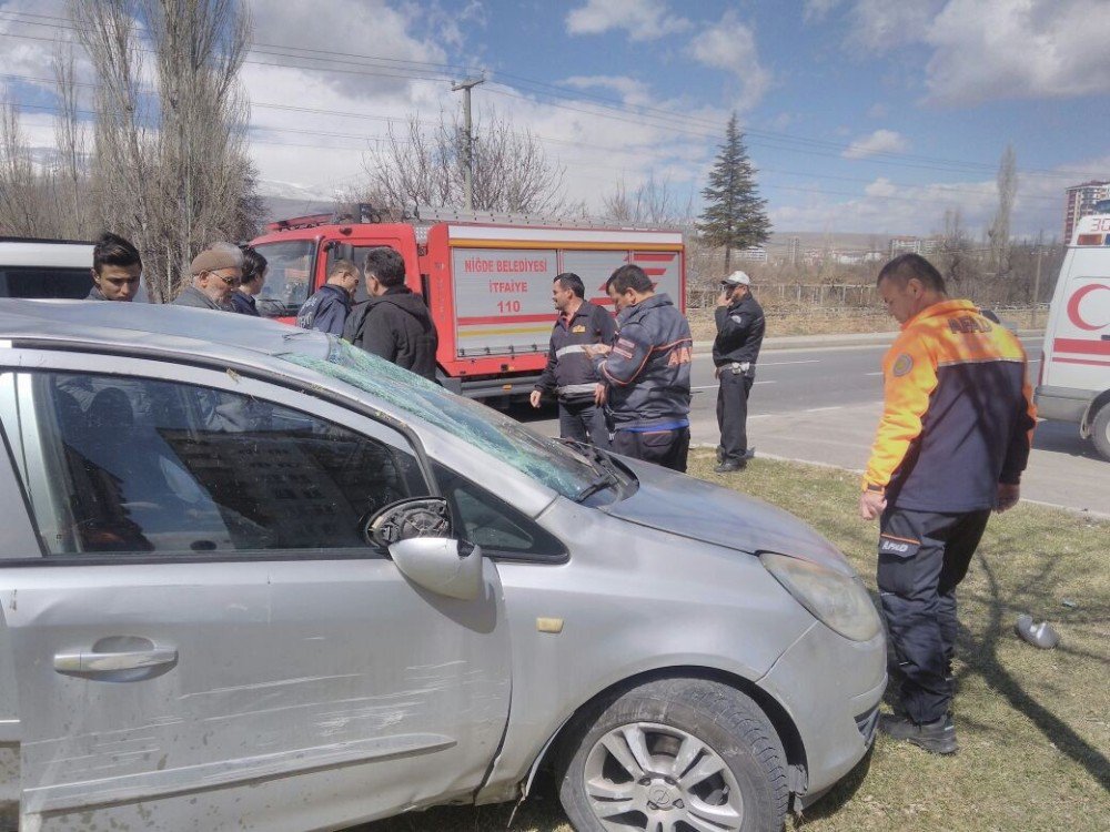 Otomobiller Çarpıştı: 3 Yaralı