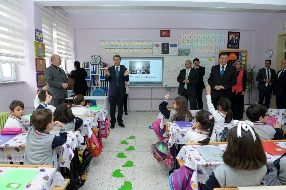 Okuma Yazmayı Öğrendiler, Vali Çelik’i Sınıflarına Davet Ettiler