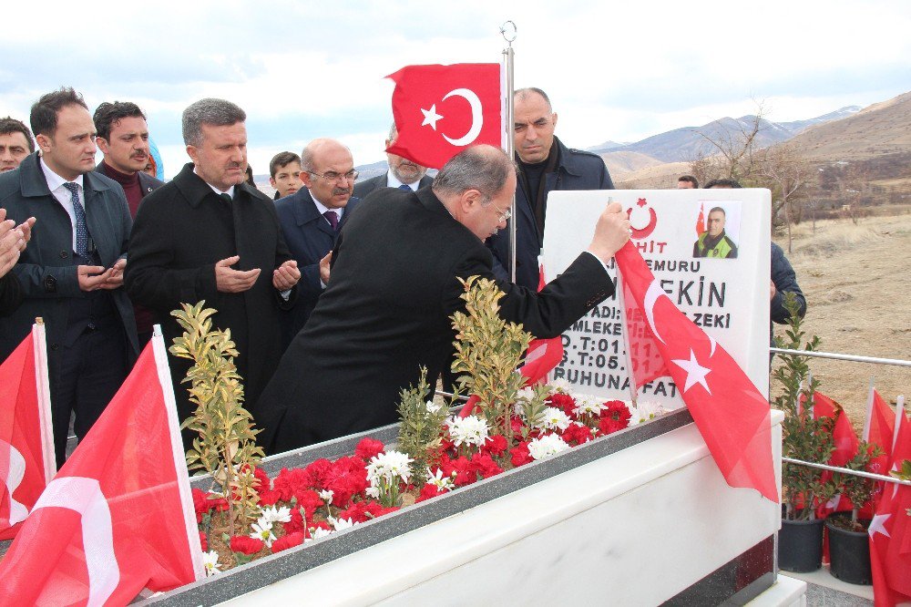 Bakan Akdağ, Kahraman Şehidin Kabrini Ziyaret Etti