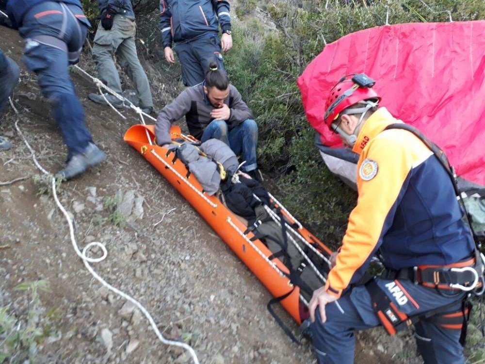 Kayalık Alana Çakılan Paraşütçü Helikopterle Kurtarıldı