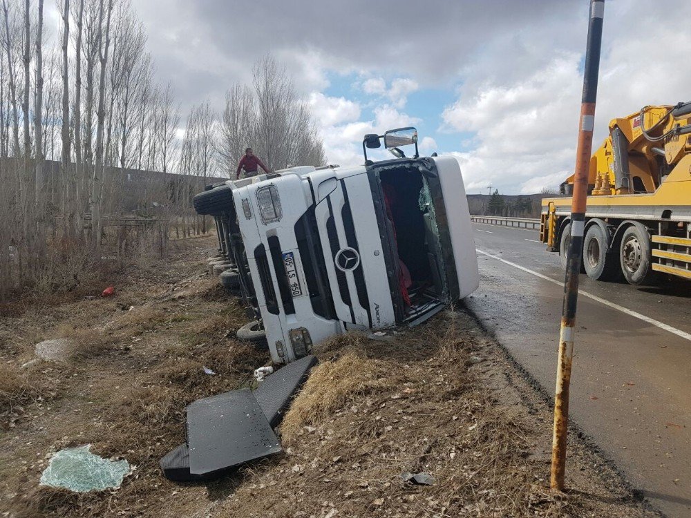 Tonlarca Soğan Karayoluna Saçıldı