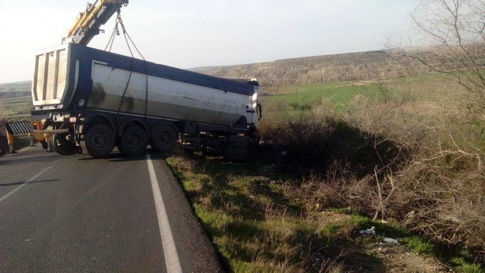 Yoldan Çıkan Tır Devrilmenin Eşiğinden Döndü