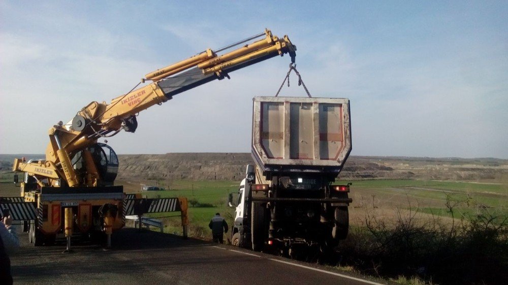 Yoldan Çıkan Tır Devrilmenin Eşiğinden Döndü