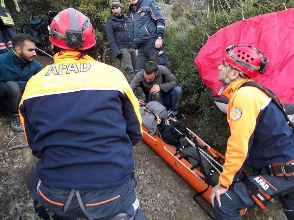 Kayalık Alana Çakılan Paraşütçü Helikopterle Kurtarıldı