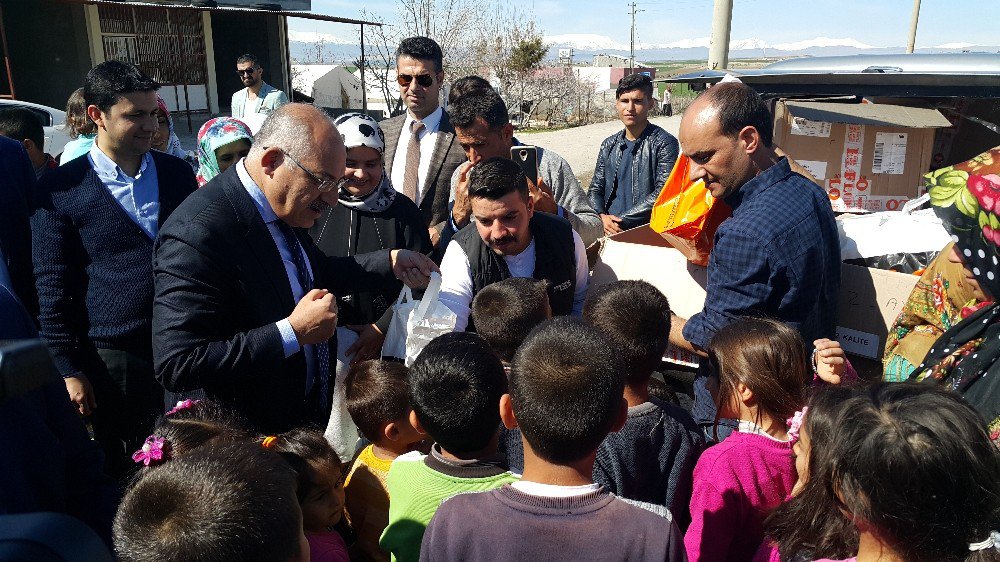 Tim Başkanı Büyükekşi Depremzede Çocukları Sevindirdi