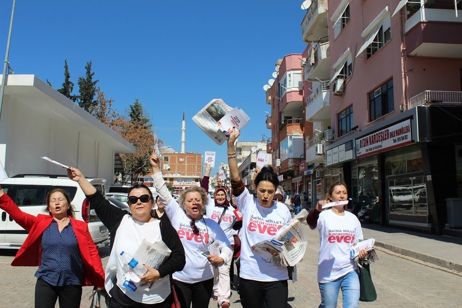 Ak Kadınlar Didim Sokaklarında ‘Evet’ Çağrısı Yaptı