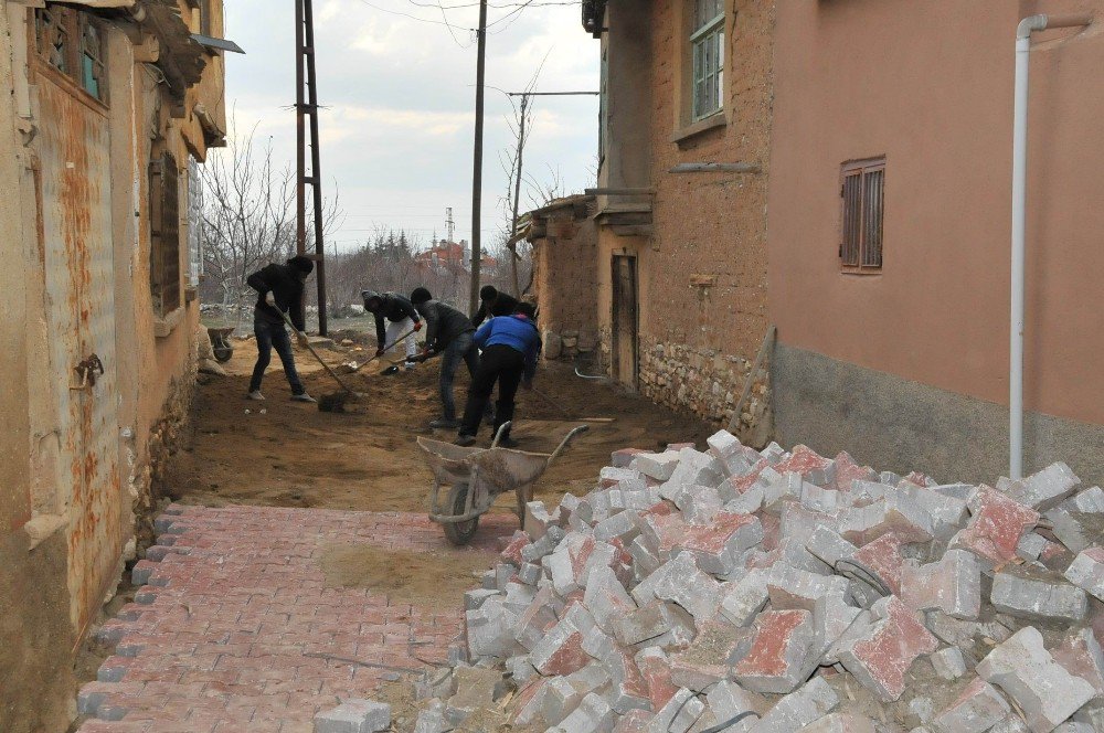 Akşehir Belediyesi Kilitli Taş Çalışmalarını Sürdürüyor