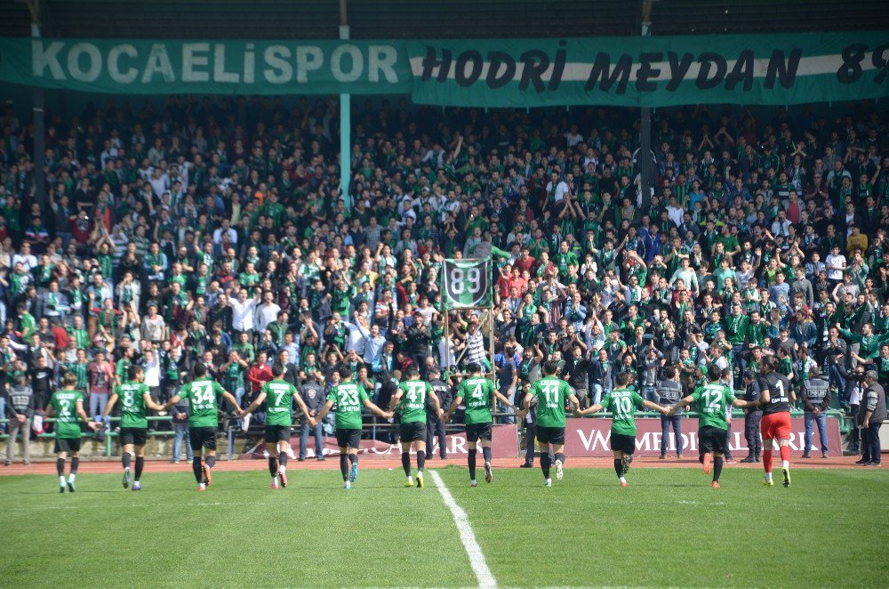 Kocaelispor Taraftar Gurubu Cinayet Sonrası Tribünden Çekildi