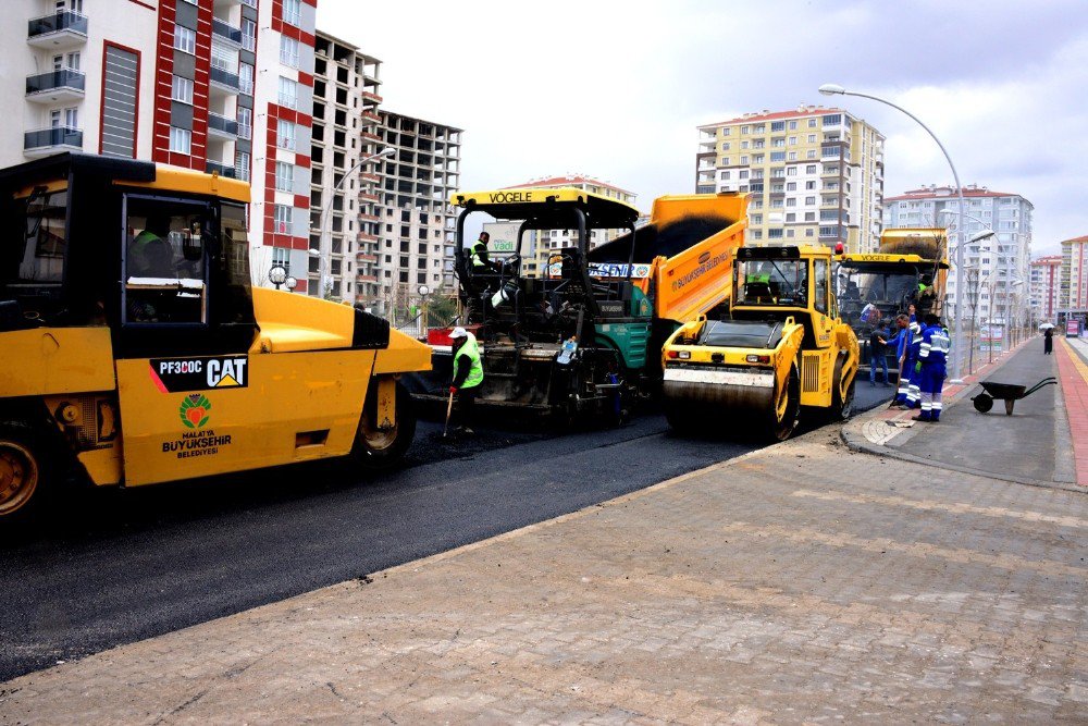 Bostanbaşı Caddesi Asfaltlanıyor