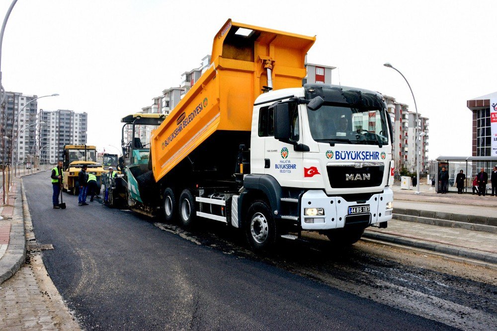 Bostanbaşı Caddesi Asfaltlanıyor