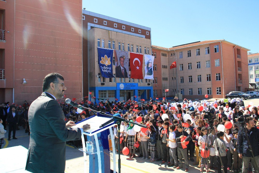 Mülteci Çocuklar Barışın Sembolü Zeytin Fidanlarını Toprakla Buluşturdu