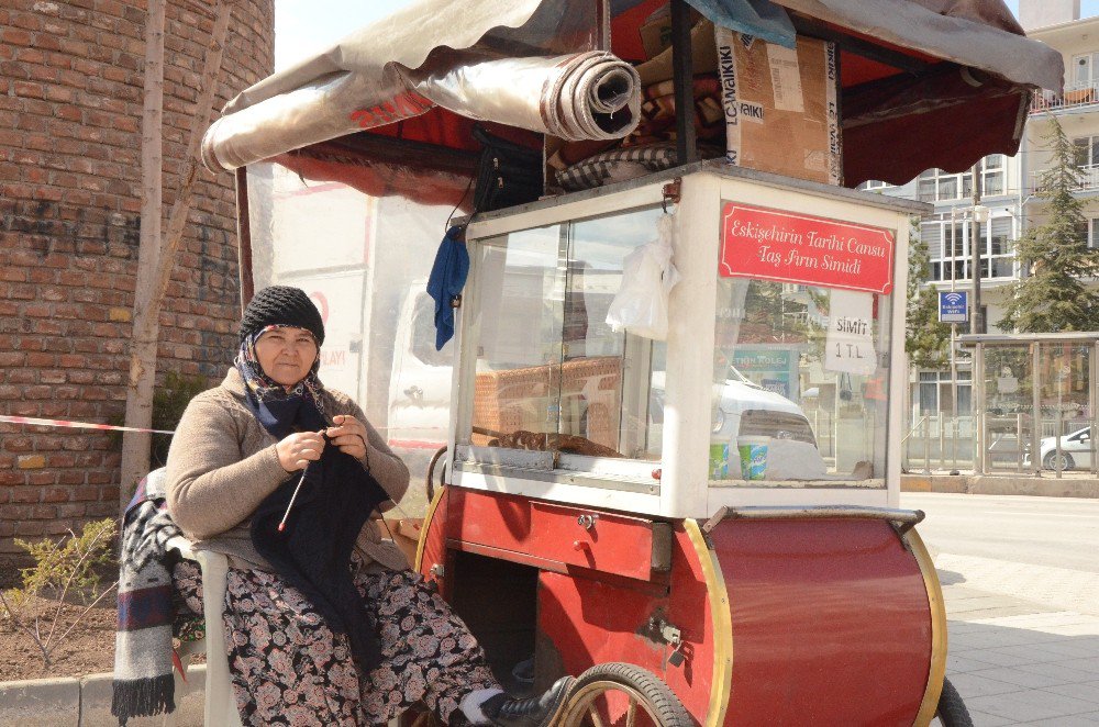 Hem Simit Satıyor Hem De Örgü Örüyor