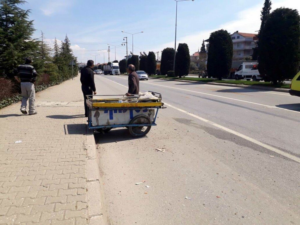 Motosiklet Hurda Arabasına Çarptı: 1 Yaralı