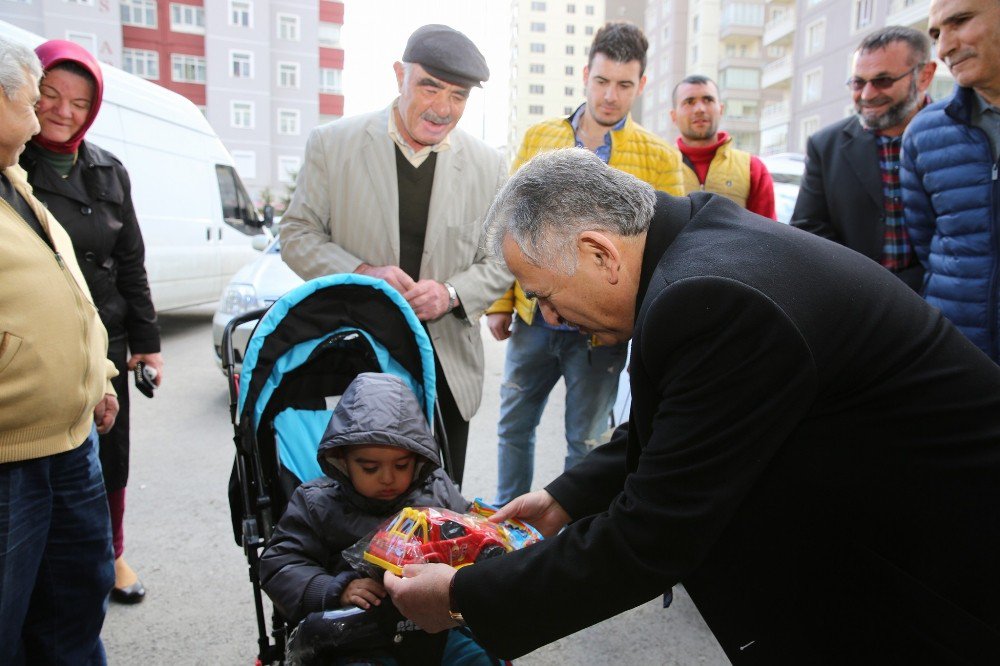 Başkan Memduh Büyükkılıç, "Dünya Milletlerinin Alışverişte Ortak Noktası Semt Pazar Yerleri"