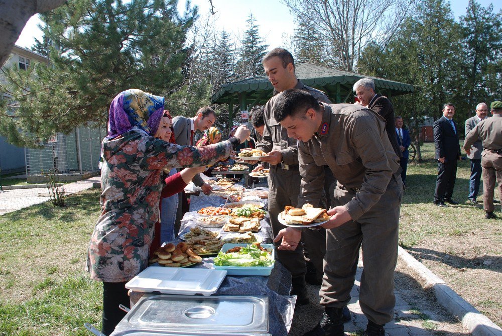 Asker Ocağında Anne Sıcaklığını Yaşattılar