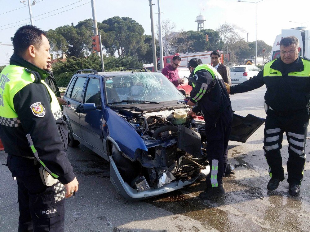 Manisa’da İki Otomobil Çarpıştı: 5 Yaralı