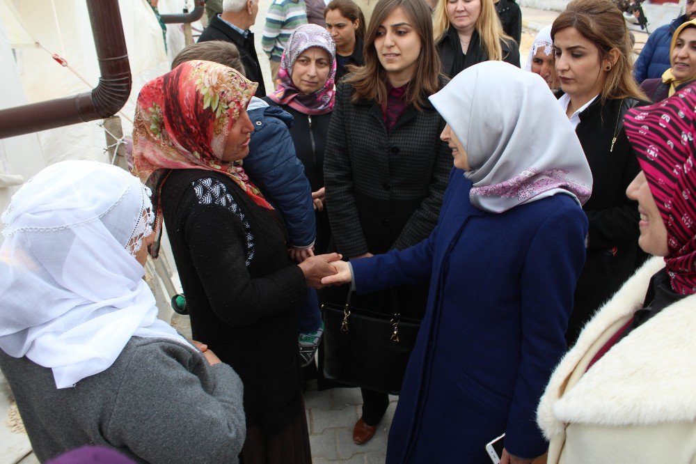 Bakan Akdağ’ın Eşi Depremzedeleri Yalnız Bırakmadı