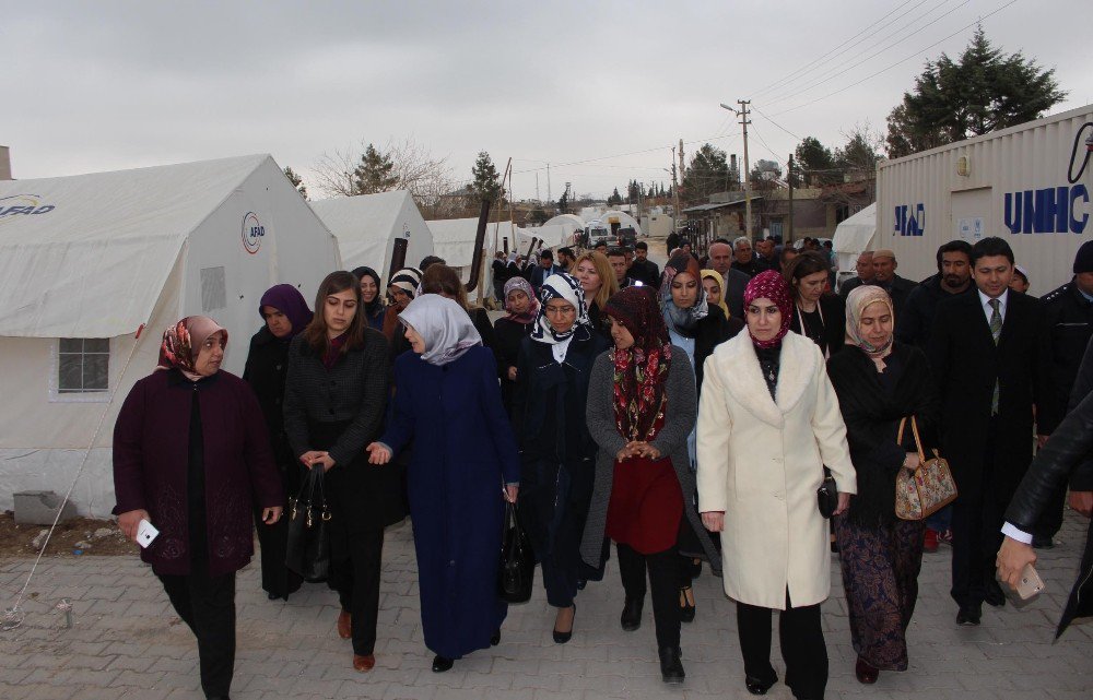 Bakan Akdağ’ın Eşi Depremzedeleri Yalnız Bırakmadı