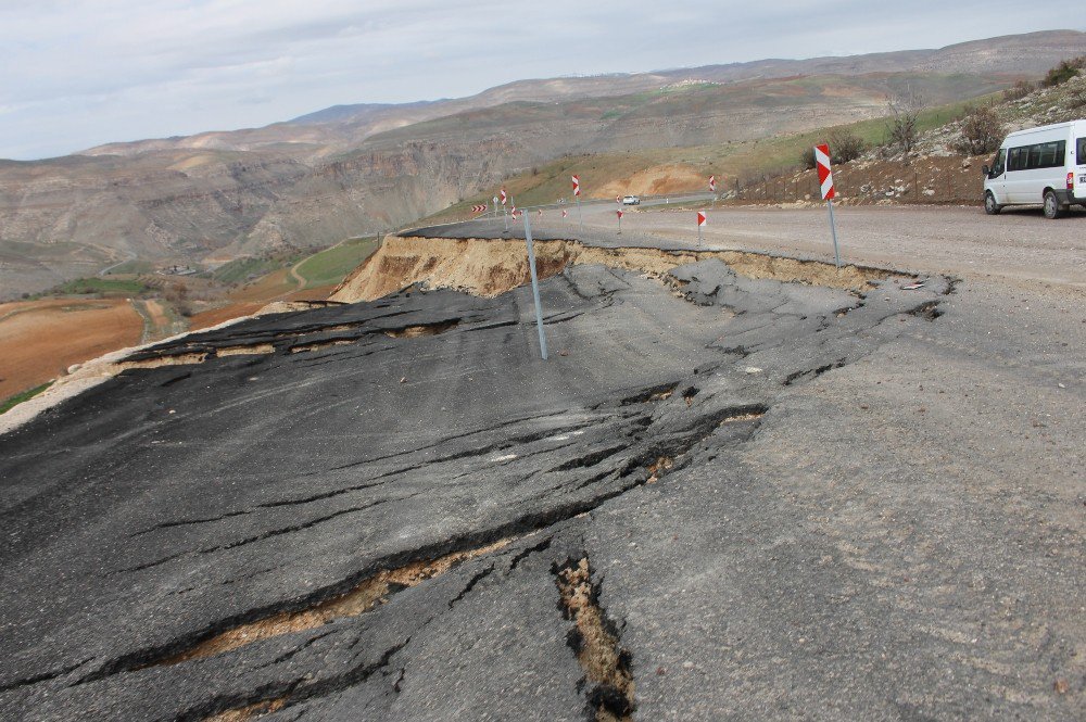 Siirt’te Asfalt Yol Heyelan Sebebiyle Çöktü