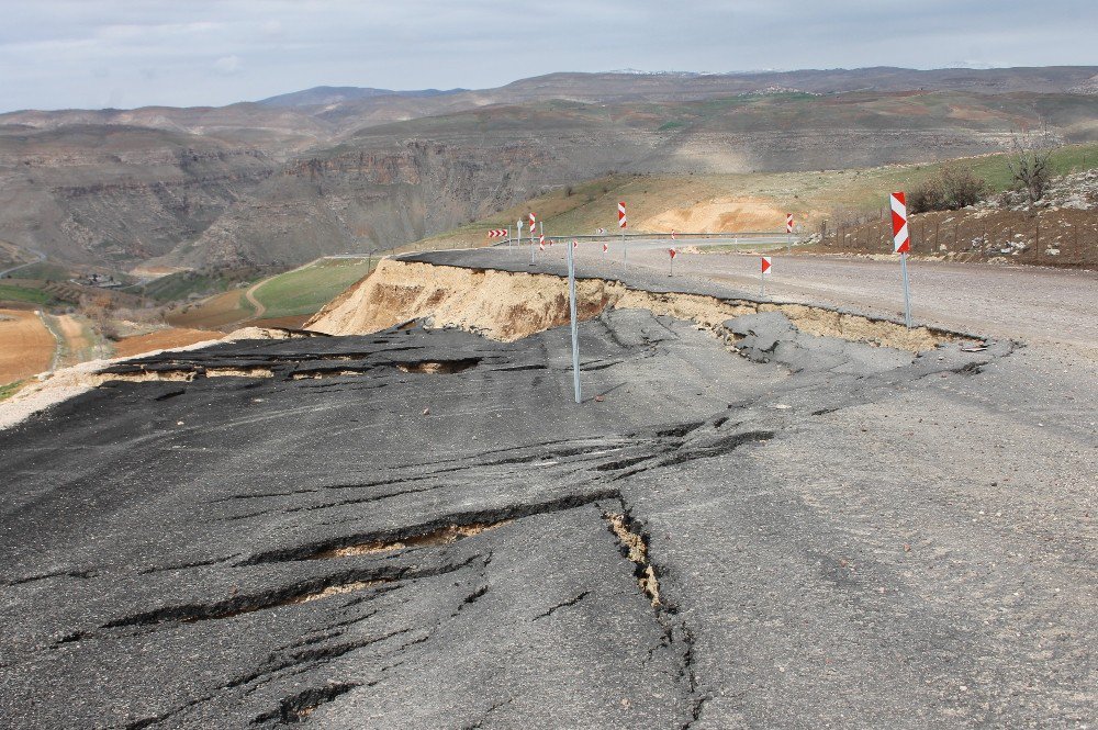 Siirt’te Asfalt Yol Heyelan Sebebiyle Çöktü