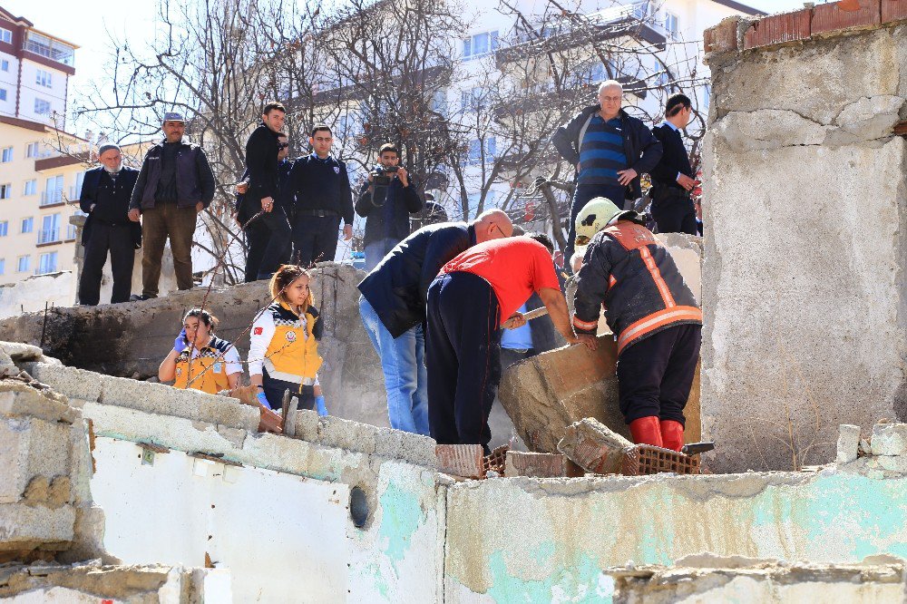 Hurda Toplarken Yıkılan Duvarın Altında Kaldı