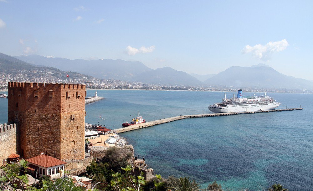 Yılın İlk Yolcu Gemisi Alanya Limanı’na Yanaştı