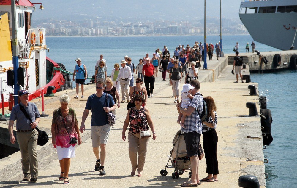 Yılın İlk Yolcu Gemisi Alanya Limanı’na Yanaştı