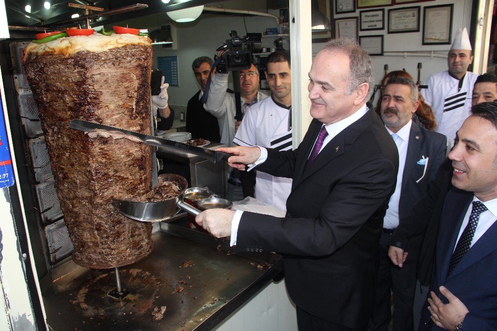 Bakan Özlü ‘İzmir Gevreği’ Yedi