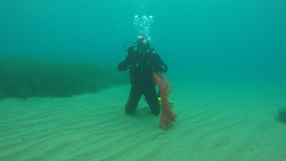 Dalgıçlar Deniz Altını, Çocuklar Plajı Temizledi