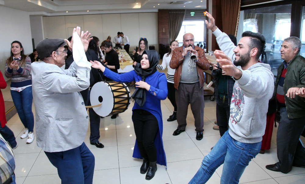 Gaün’de Huzurevi Sakinlerine Davul Zurnalı Karşılama