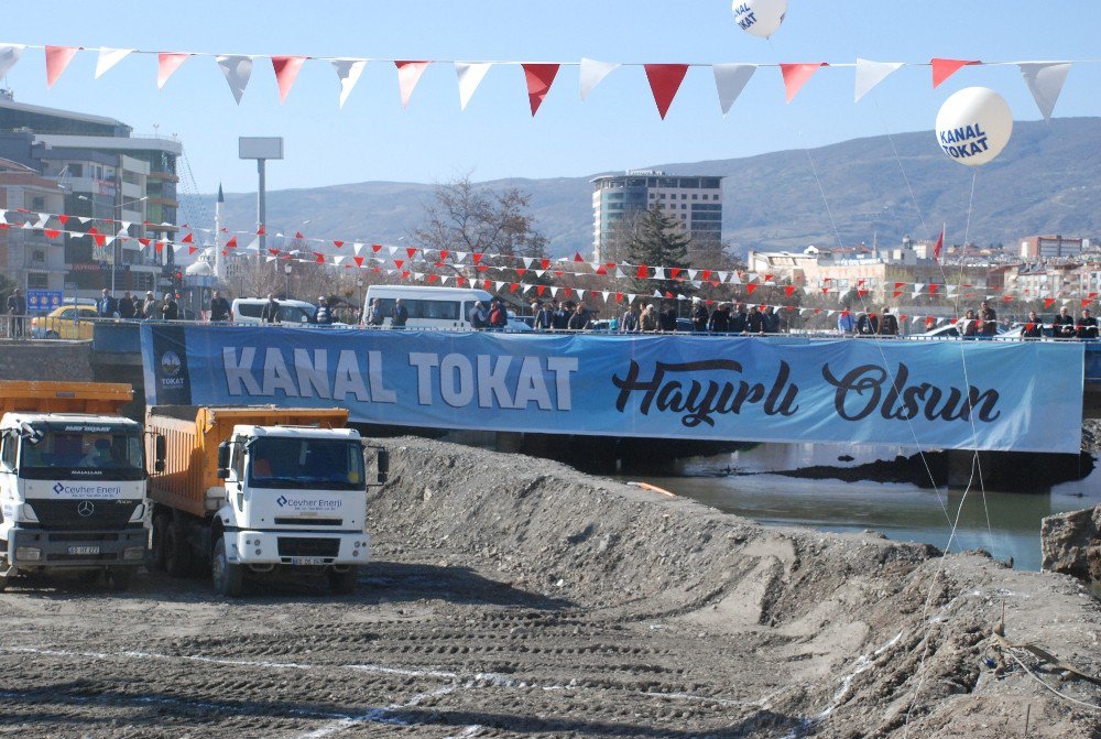 Bakan Yılmaz: "Evet Derseniz Cumhuriyetin İlanı Kadar Bu Ülkeye Hizmet Etmiş Olacaksınız"