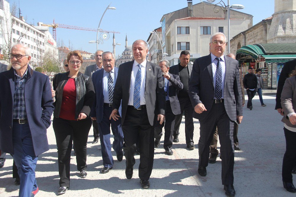 Bolu’da Ülkü Ocakları’ndan Ümit Özdağ’a Protesto