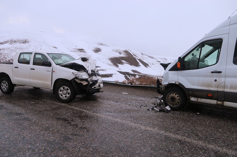 Öğrenci Servisi Kaza Yaptı: 17 Yaralı