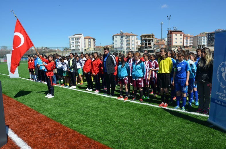 Okul Sporları Futbol Yarı Final Müsabakaları Başladı