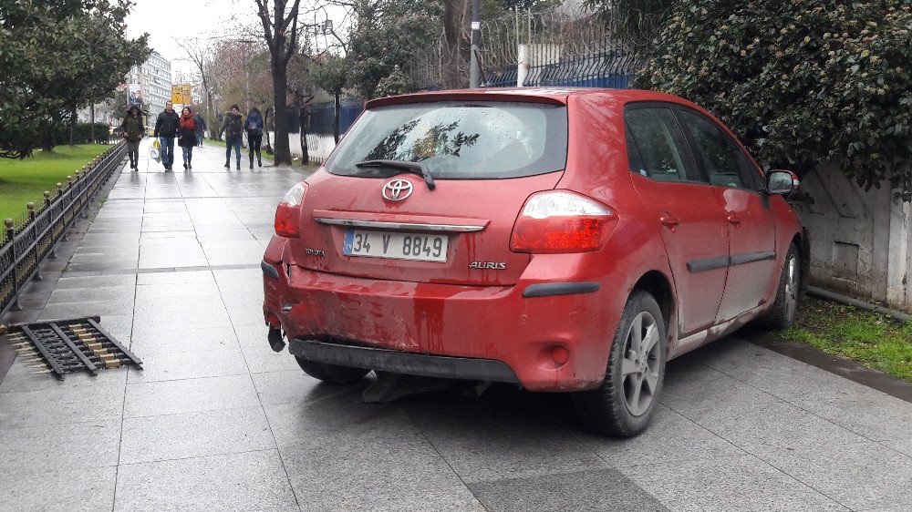 Kaza Yapan Kadın Sürücü Sinir Krizi Geçirdi