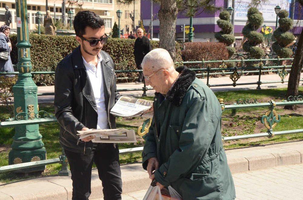 Ak Parti Gençlik Kolları Öğrencileri Evet Gazetesi Dağıttı